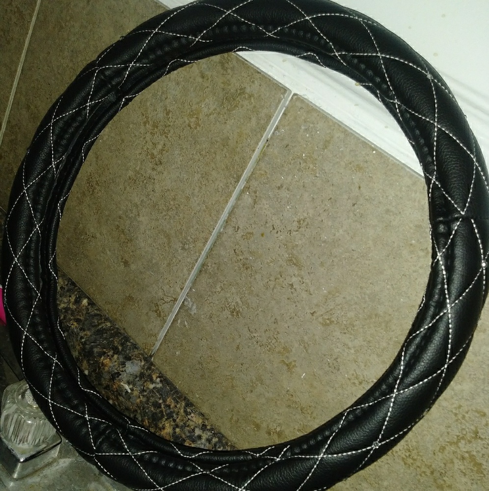 Steering wheel cover